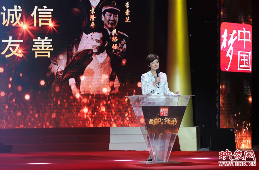 中央電視臺“時代楷模”發布廳，發布人敬一丹介紹“編外雷鋒團”。