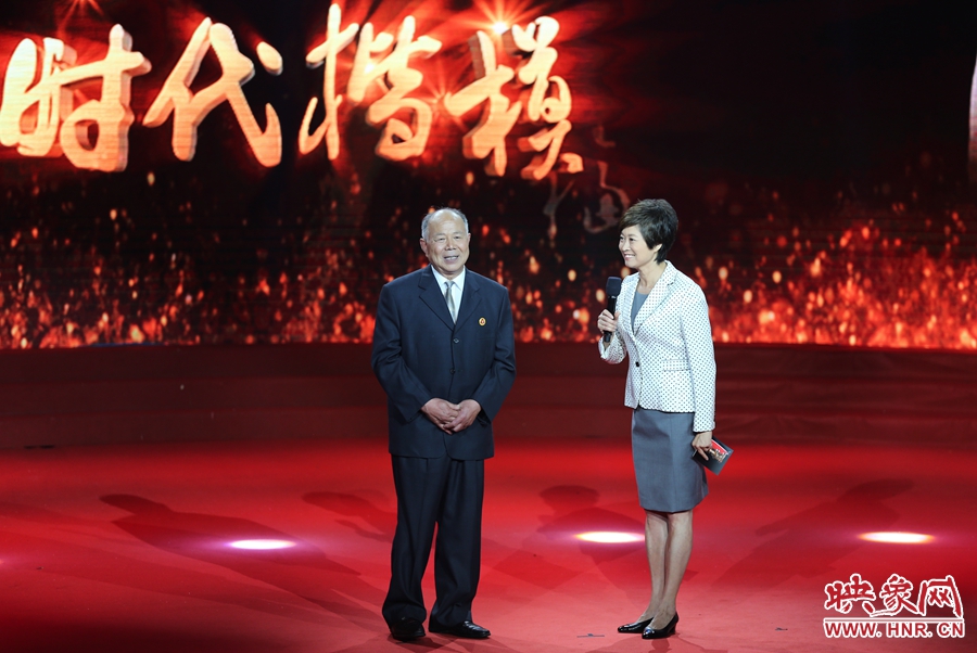 河南鄧州“編外雷鋒團”團長，在“時代楷模”發布廳接受敬一丹訪問。