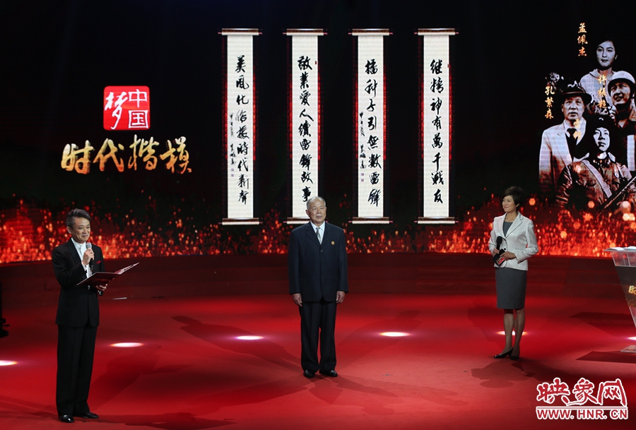 朗誦者現場朗誦贊河南鄧州“編外雷鋒團”的楹聯。