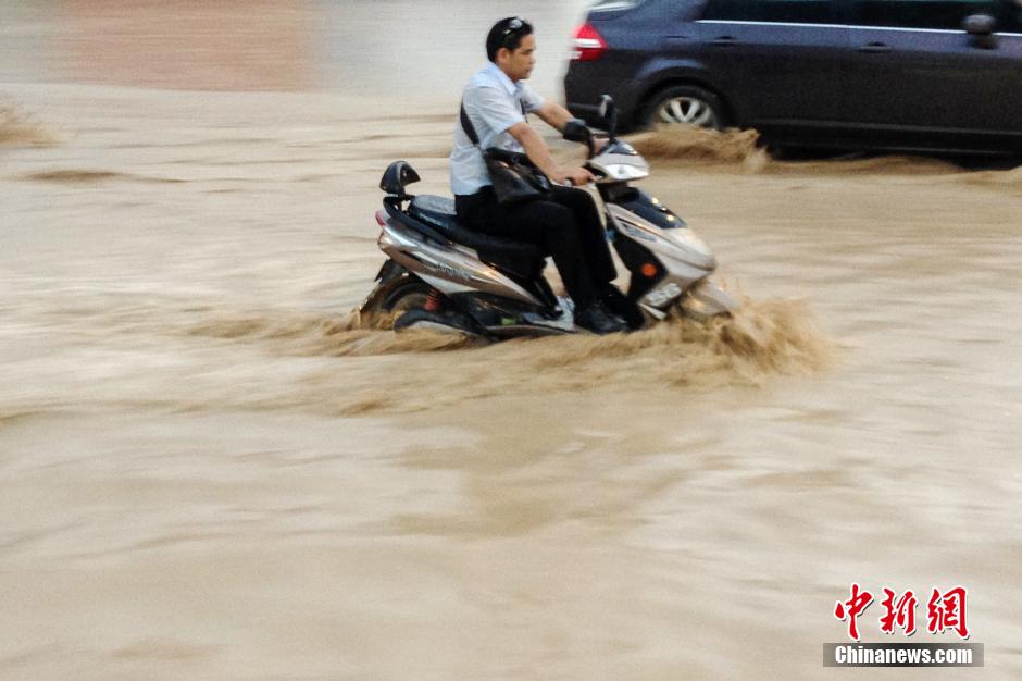 南寧暴雨如注 道路水流成河 南寧暴雨如注 道路水流成河