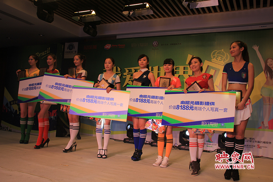 18位足球佳麗通過自我列紹、旗袍走秀、球衣展示三輪比拼,最終8位選手成功勝出。 18位足球佳麗通過自我列紹、旗袍走秀、球衣展示三輪比拼,最終8位選手成功勝出。