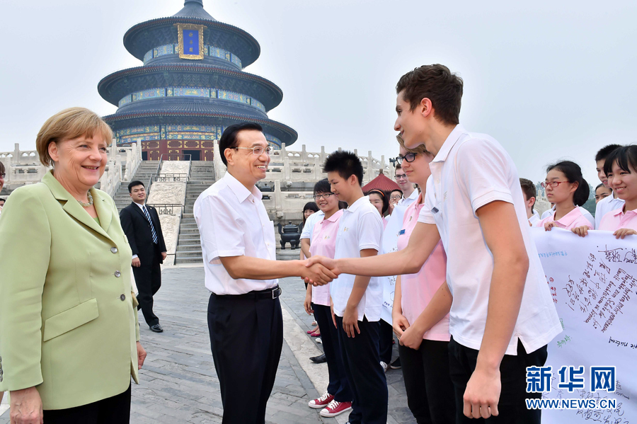 李克強同默克爾與青少年代表親切交流。 李克強同默克爾與青少年代表親切交流。