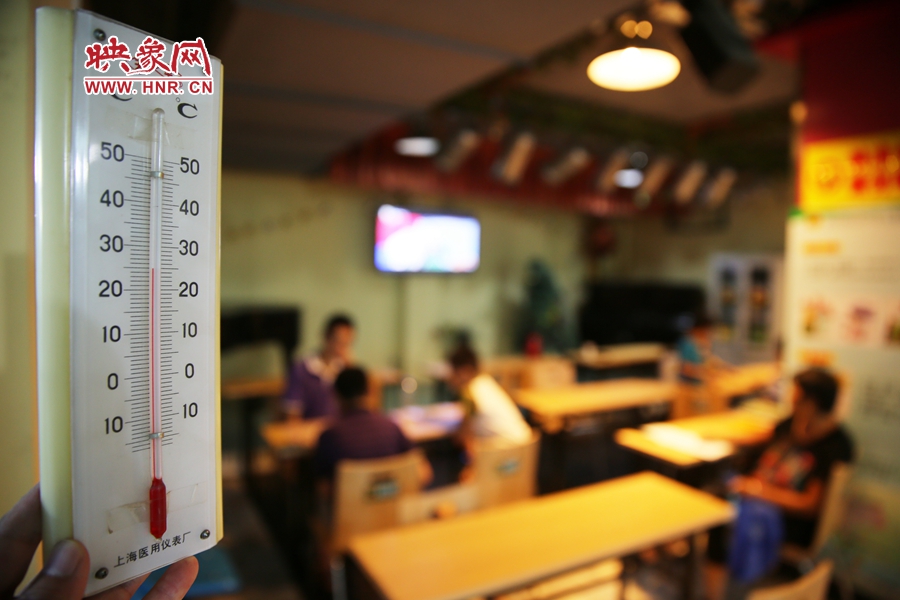 金水區人防辦（珠江琴行）納涼處，市民在25度的室內玩棋牌。