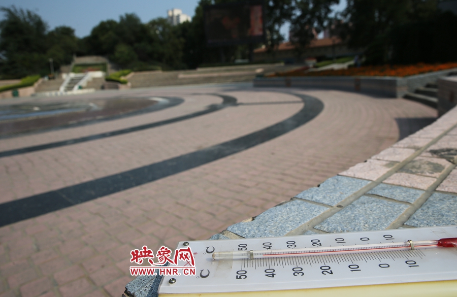 7月8日下午15時46分，紫荊山公園地表溫度為42度（溫度計放置地面測量），比人防納涼處高17度。