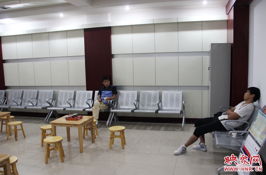 中原區人防納涼場所（桐柏路與中原路交叉口），市民在22度的室內休息，并配有棋牌和飲用水。