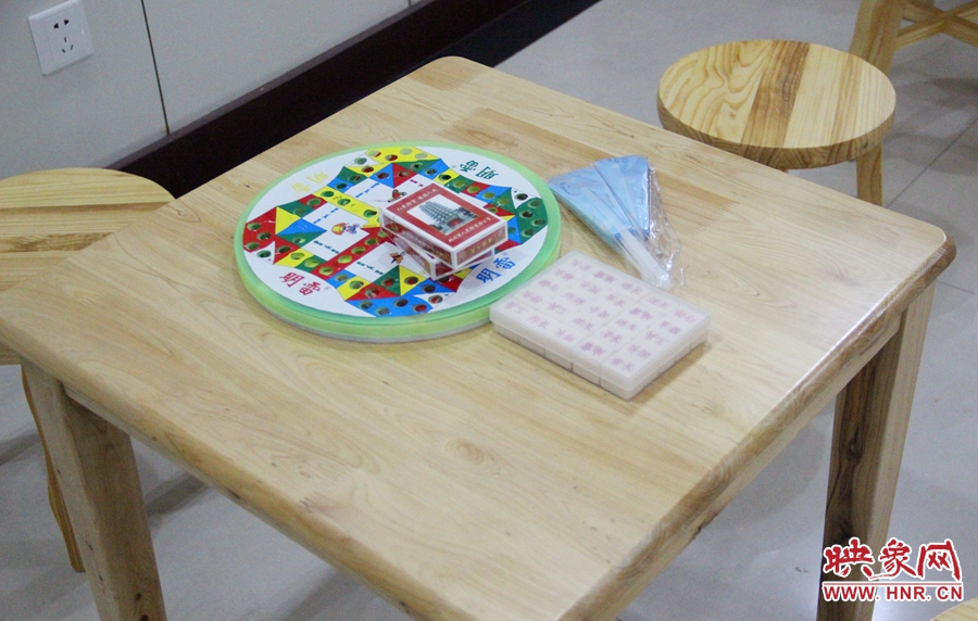 中原區人防納涼場所（桐柏路與中原路交叉口）內配備的棋牌和扇子。