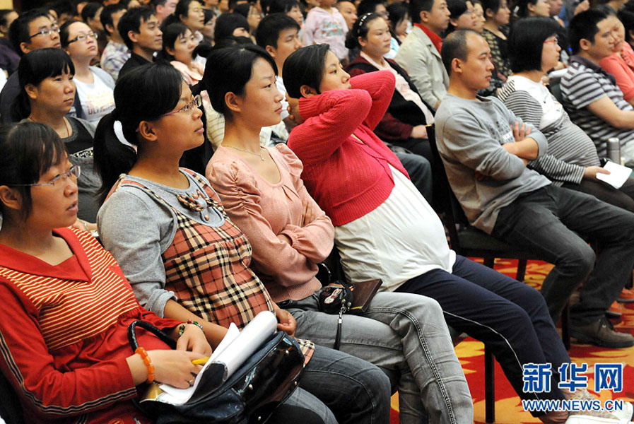 “準媽媽”和“準爸爸”們在鄭州市舉行的一場金色“孕”律音樂會現場欣賞搖籃曲（2011年5月8日攝）。