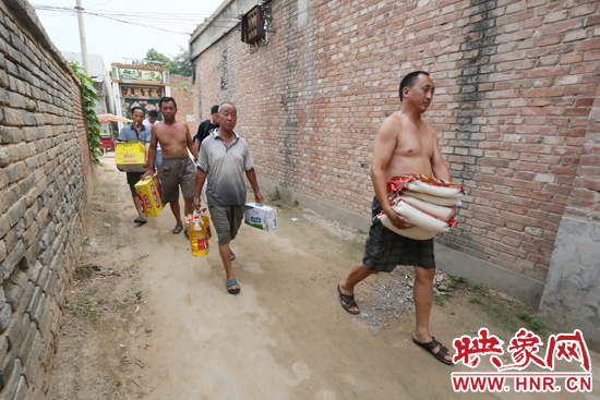 映象網記者為老人帶來大米糧油等生活物資。
