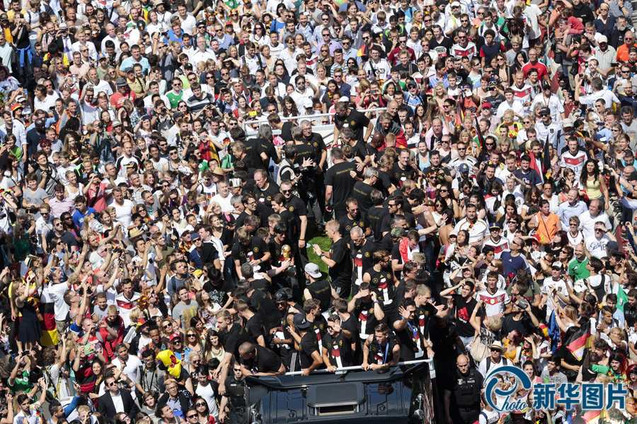 當(dāng)?shù)貢r間2014年7月15日，德國柏林，德國隊歸國舉行奪冠巡游。