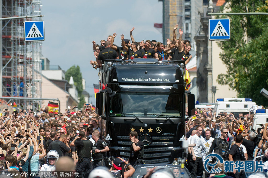 當(dāng)?shù)貢r間2014年7月15日，德國柏林，德國隊歸國舉行奪冠巡游。