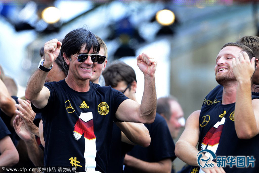 當(dāng)?shù)貢r間2014年7月15日，德國柏林，德國隊歸國舉行奪冠巡游