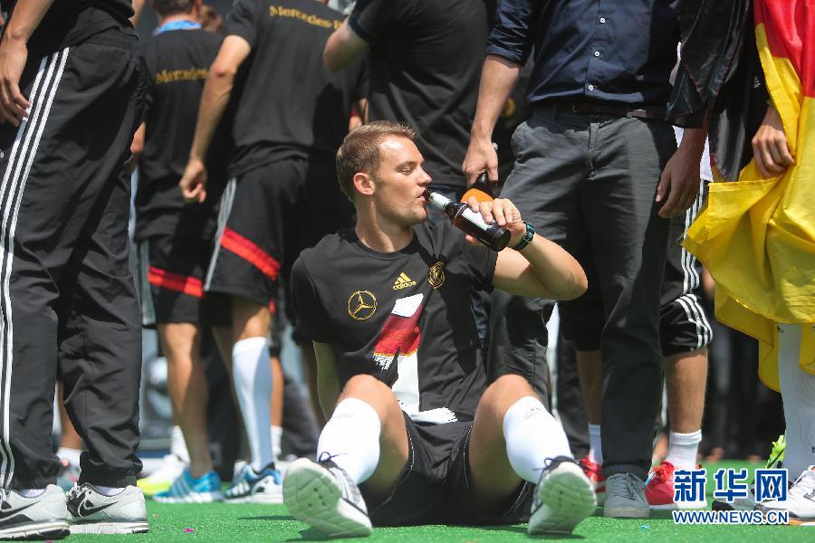 當(dāng)?shù)貢r間2014年7月15日，德國柏林，德國隊歸國舉行奪冠巡游