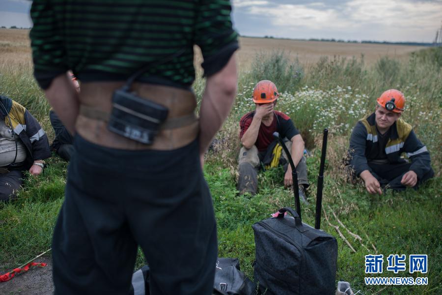 7月19日,在烏克蘭頓涅茨克州馬航MH17航班的墜毀現場附近,幾名礦工志愿者在休息。