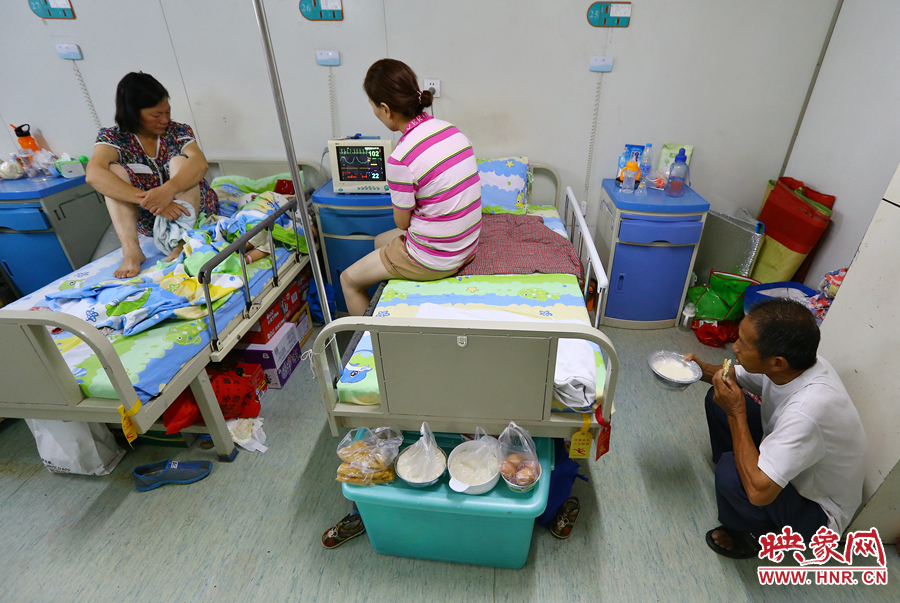 早上八點(diǎn)多，親戚買來了早餐，可是孩子的奶奶和姑姑卻吃不下去