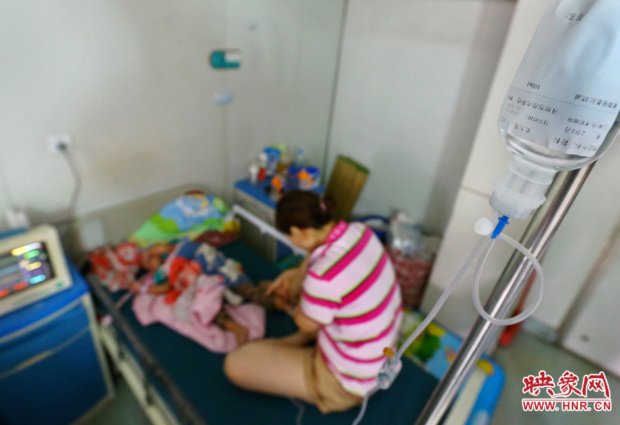 早上7點(diǎn)左右，醫(yī)生為大龍輸液做術(shù)前準(zhǔn)備