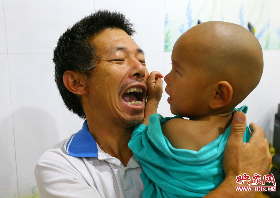 麻醉前，爺爺努力逗著大龍笑，他希望孩子能暫時忘記傷病帶來的疼痛