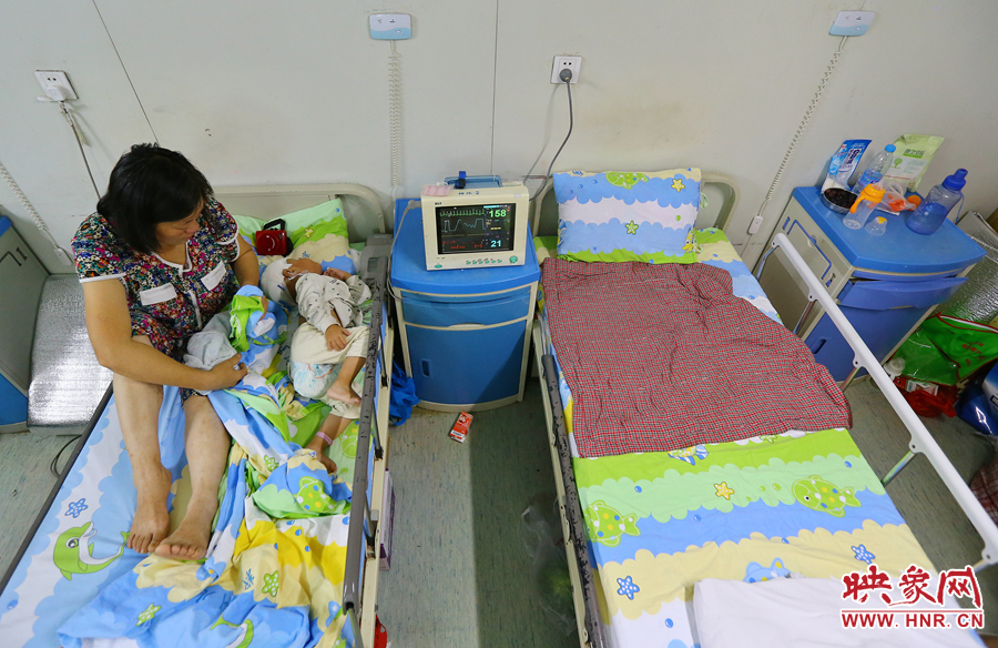 大龍手術(shù)期間，奶奶一直守在小龍身邊