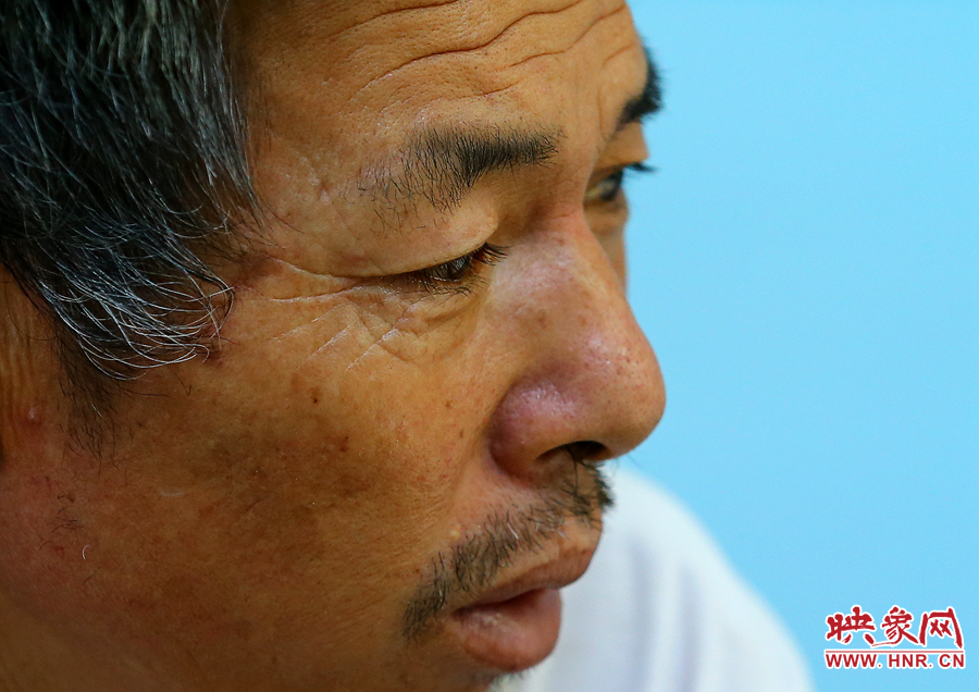 大龍爺爺兩鬢的白發(fā)這兩天好像又多了些，在手術(shù)室外的等待，更是對他內(nèi)心的煎熬。