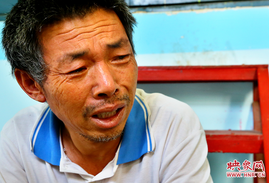 當(dāng)醫(yī)生告知大龍手術(shù)成功的時候，爺爺忍不住哭了起來