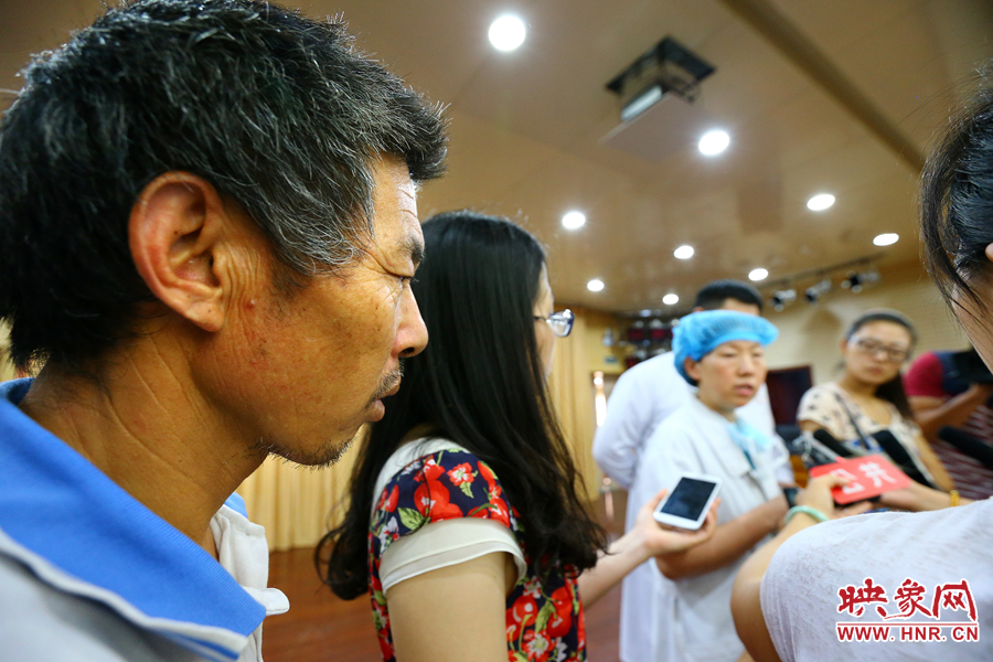 大龍的爺爺在記者采訪醫(yī)生的時候，在一旁默默的聽著病情介紹