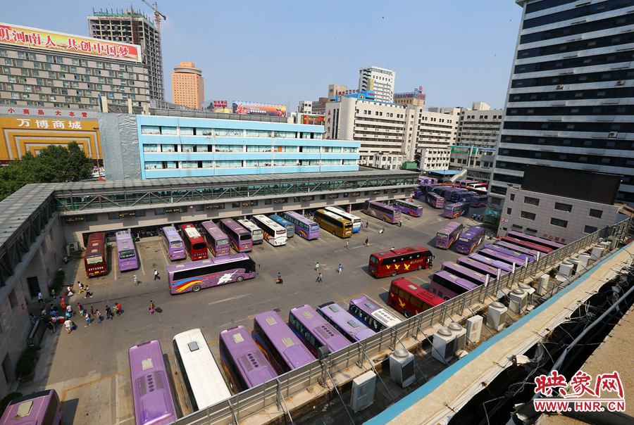 不大的停車場內,每天都有上千輛長途車需要調度員指揮協調 不大的停車場內,每天都有上千輛長途車需要調度員指揮協調