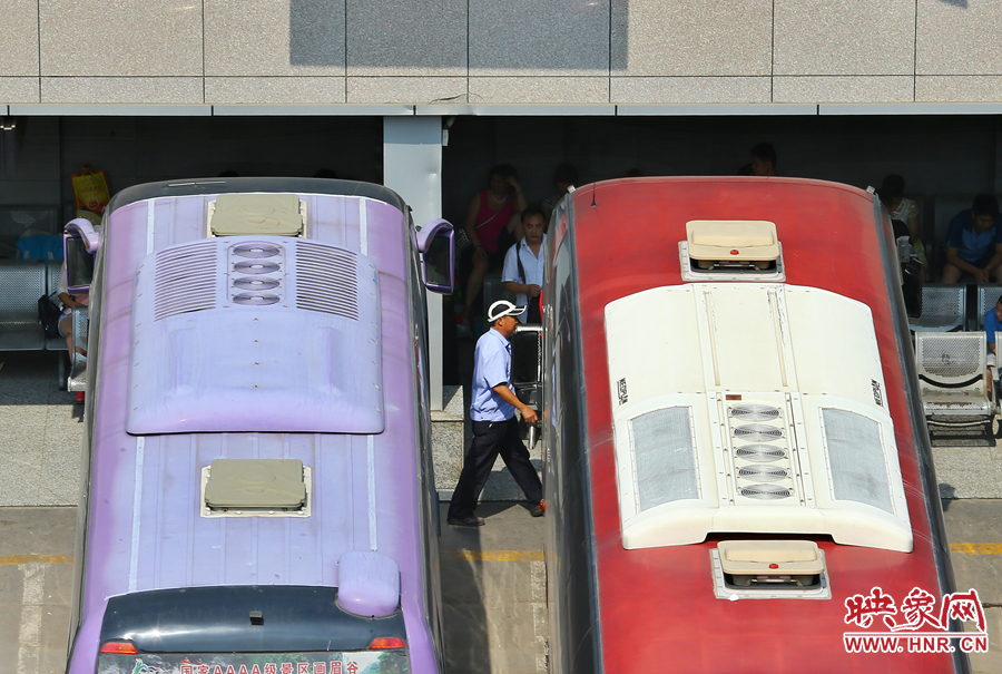 調度員的身影,在客車間不停穿梭 調度員的身影,在客車間不停穿梭