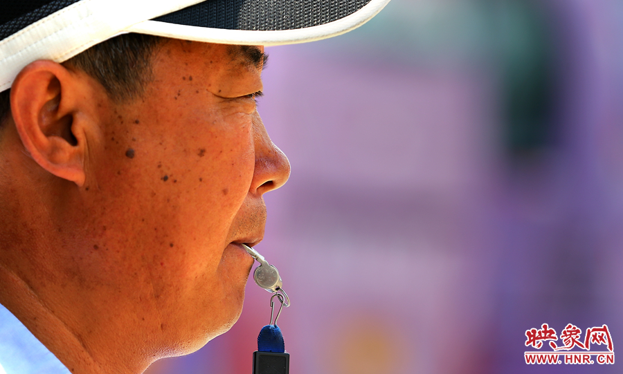 嘴中的口哨不停的響起,一個班下來口干舌燥是家常便飯 嘴中的口哨不停的響起,一個班下來口干舌燥是家常便飯