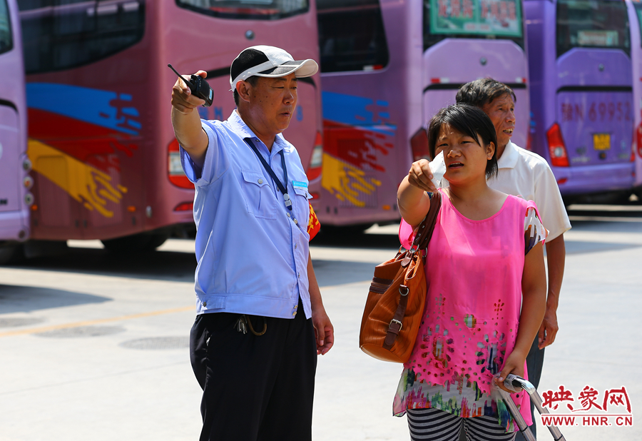 指揮調度期間,不停的有乘客咨詢乘車問題,調度員都是耐心的給他們解答 指揮調度期間,不停的有乘客咨詢乘車問題,調度員都是耐心的給他們解答