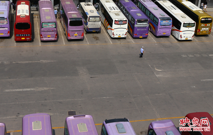 在不大的車站內,幾十輛客車不停運轉的發動機,使得場站內溫度居高不下 在不大的車站內,幾十輛客車不停運轉的發動機,使得場站內溫度居高不下