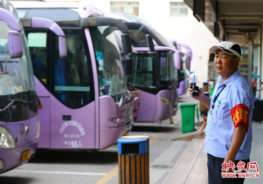 車前車后總能看見忙碌不停的調度員 車前車后總能看見忙碌不停的調度員