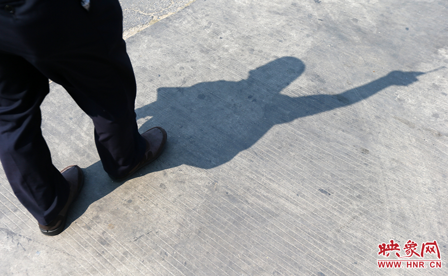 調度員指揮的身影映在炙熱的水泥地上 調度員指揮的身影映在炙熱的水泥地上