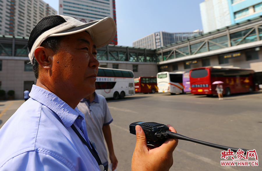 黑紅色的皮膚,是高溫戶外工作者最顯著的“標識” 黑紅色的皮膚,是高溫戶外工作者最顯著的“標識”