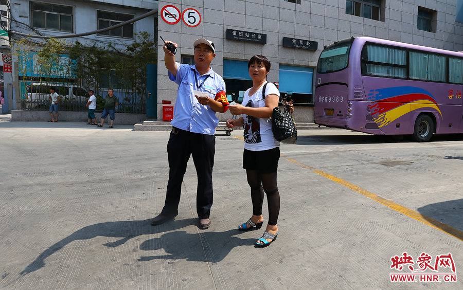 調度員不僅要保證車輛安全通暢,還肩負著疏導旅客的工作 調度員不僅要保證車輛安全通暢,還肩負著疏導旅客的工作