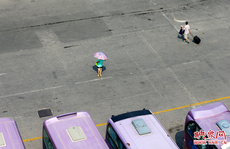酷暑的陽光,常常曬化車站內地面的瀝青,乘車的旅客都是匆匆而過,不愿過多停留。 酷暑的陽光,常常曬化車站內地面的瀝青,乘車的旅客都是匆匆而過,不愿過多停留。