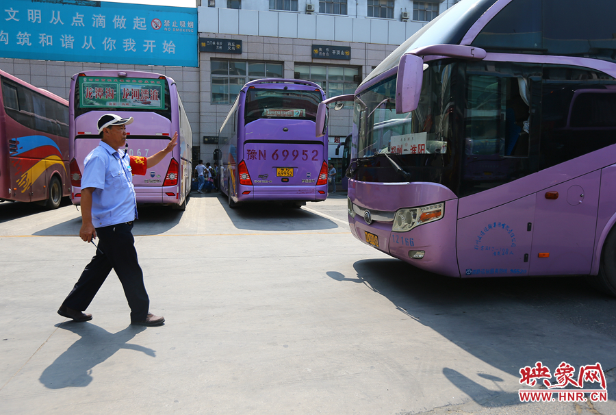 龐大的長途客車,在調度員的指揮下井井有條 龐大的長途客車,在調度員的指揮下井井有條