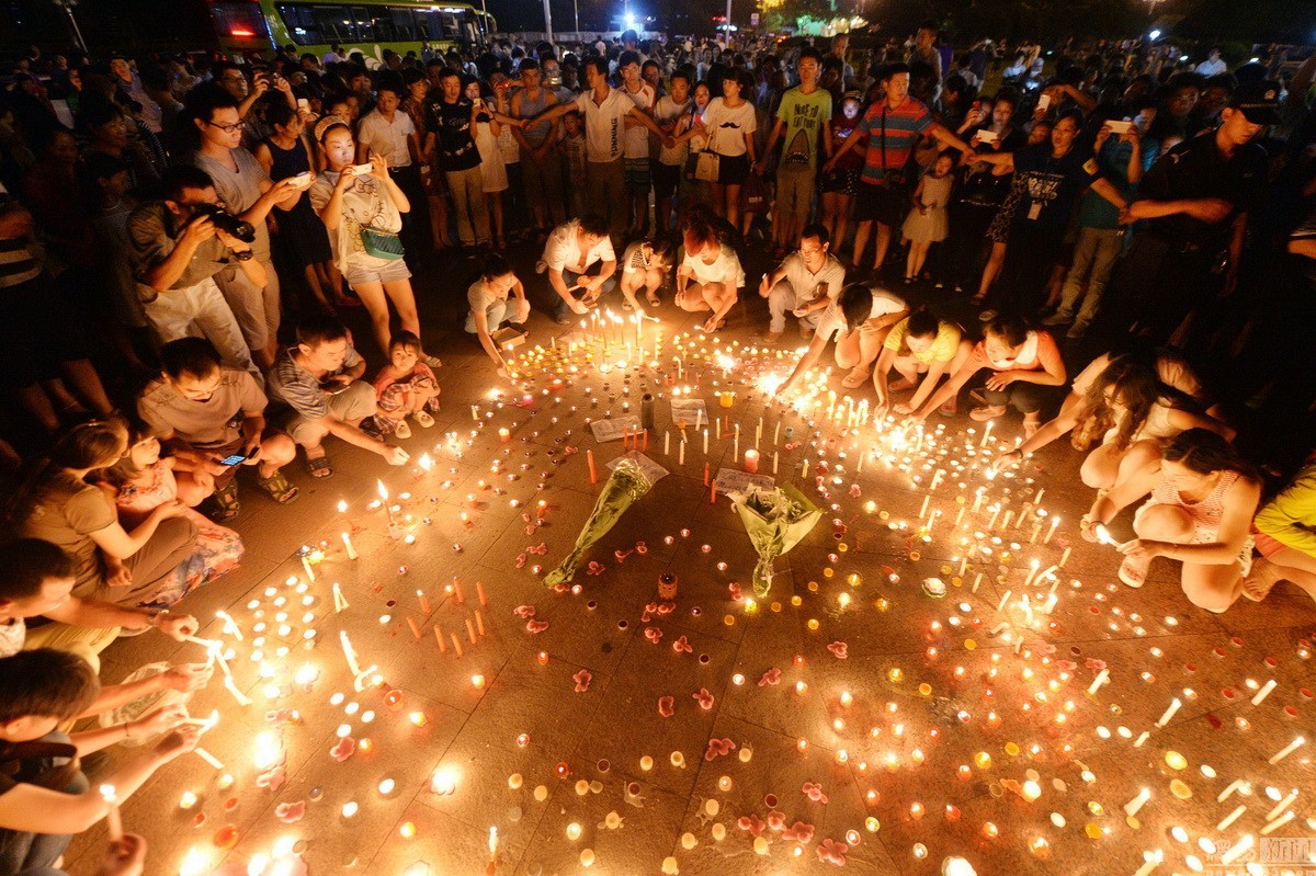 昆山市民為爆炸事故中的傷亡者祈福 昆山市民為爆炸事故中的傷亡者祈福