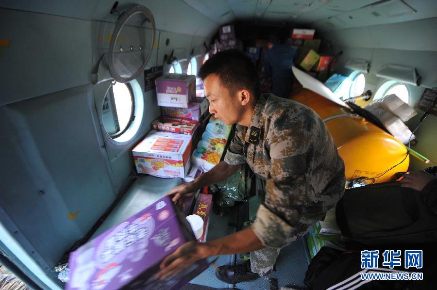  8月5日，在魯甸縣龍頭山鎮，部隊官兵從直升機上卸載救災物資。