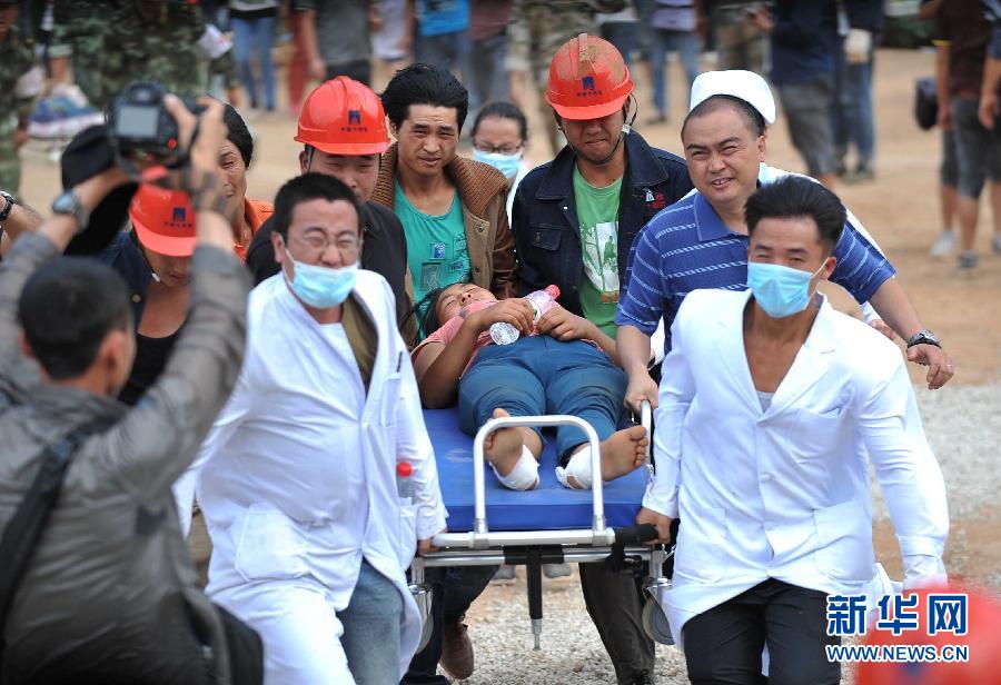 8月5日，在魯甸縣龍頭山鎮，醫護人員準備將傷員轉運到直升機。