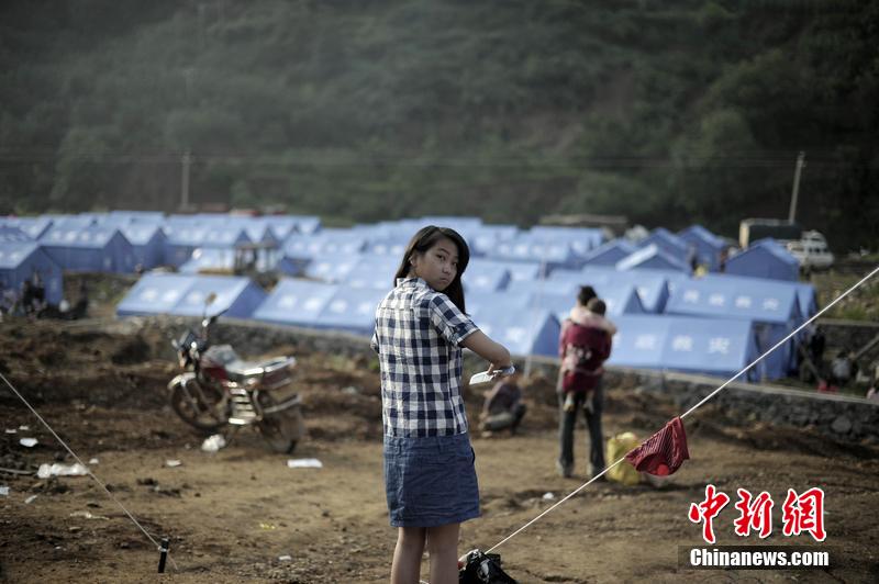 云南昭通龍頭山鎮受災群眾安置點，上千災民被安置在此，開始新的生活。