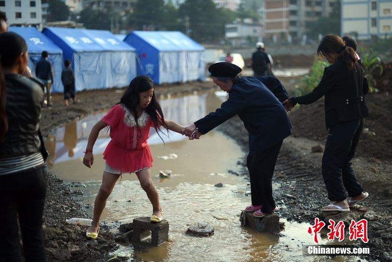 2014年8月6日，云南魯甸龍頭山災區，民眾暫居帳篷。