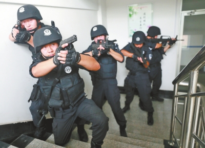 進入樓道后,特警開始地毯式搜索。 進入樓道后,特警開始地毯式搜索。