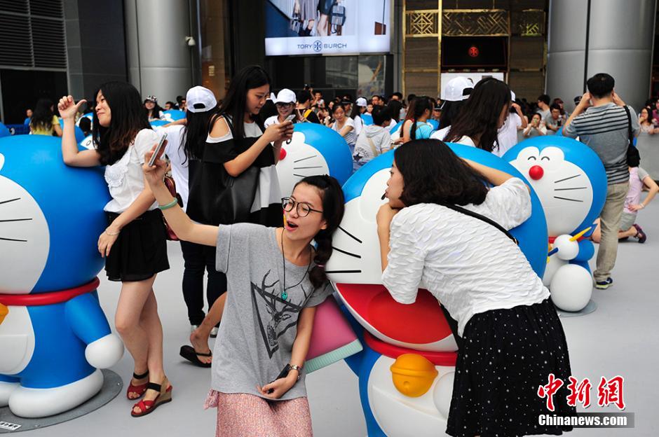 圖為成都民眾與哆啦A夢合影留念。