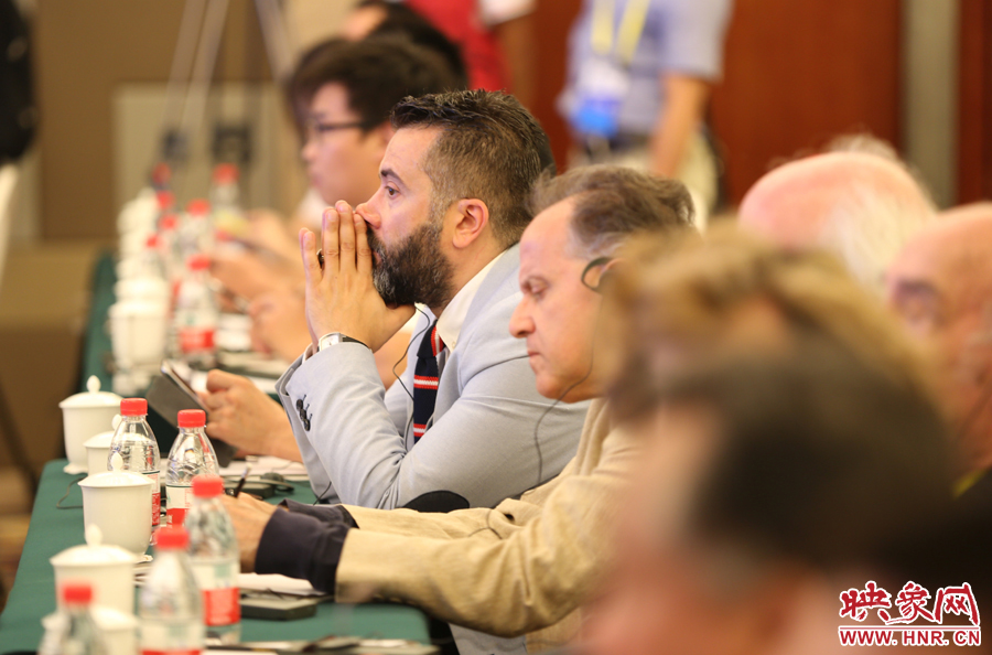 認真聽講的外國嘉賓。