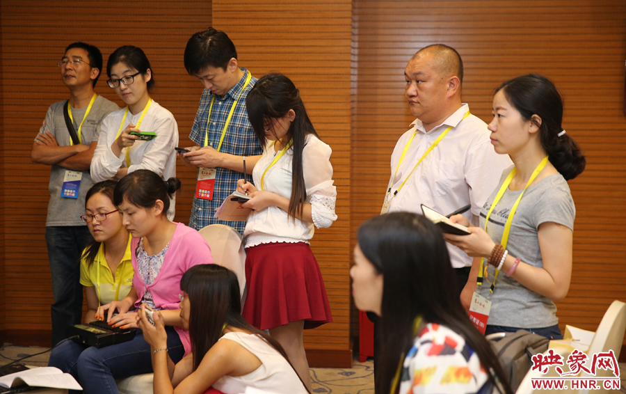  媒體記者集中采訪專家學者。