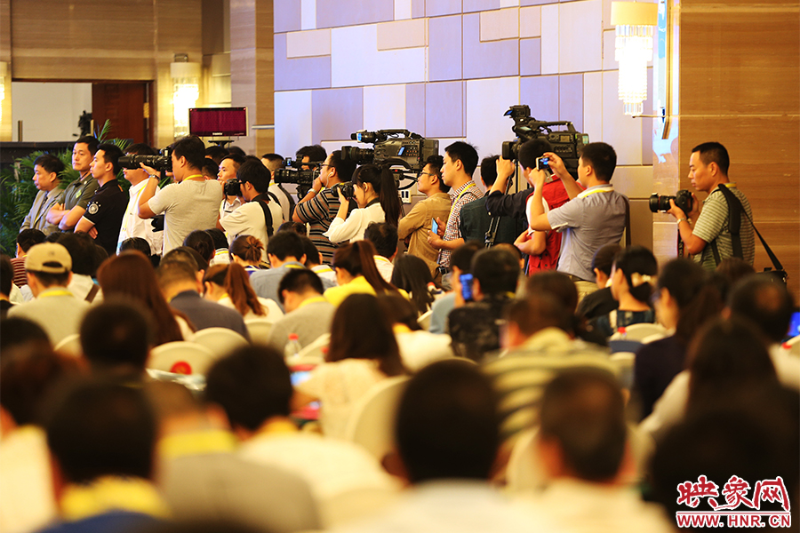 媒體聚焦嵩山論壇。
