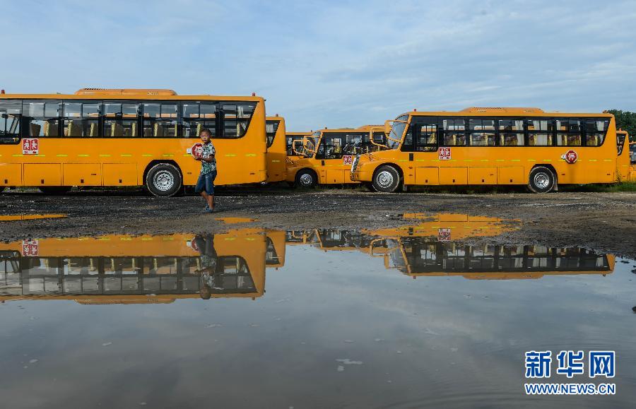 8月29日，溫嶺市城西街道芷勝莊村一名小男孩從閑置的校車邊走過。