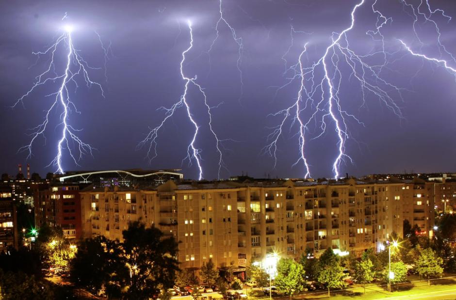 美媒刊發閃電劃過天空瞬間震撼照片