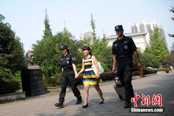 大學新生入學季 特警當“護花使者” 大學新生入學季 特警當“護花使者”