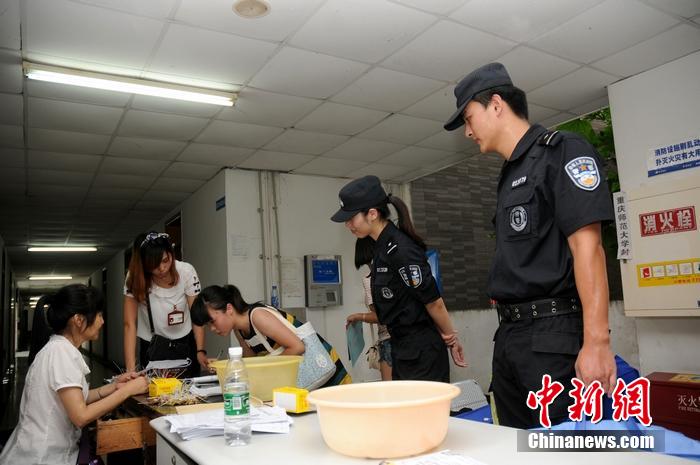 大學新生入學季 特警當“護花使者” 大學新生入學季 特警當“護花使者”