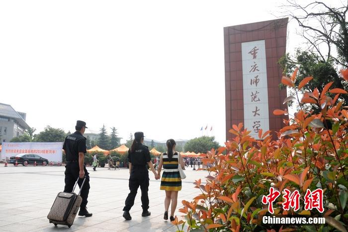 大學新生入學季 特警當“護花使者” 大學新生入學季 特警當“護花使者”